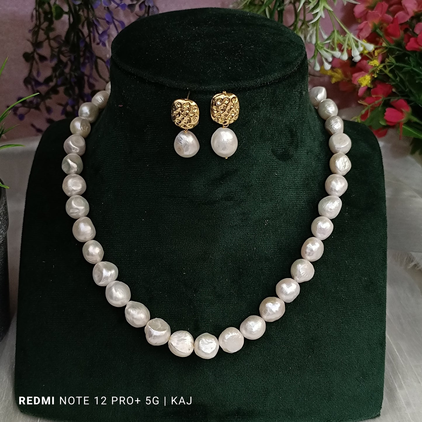 SET 104 Pearl Neckline