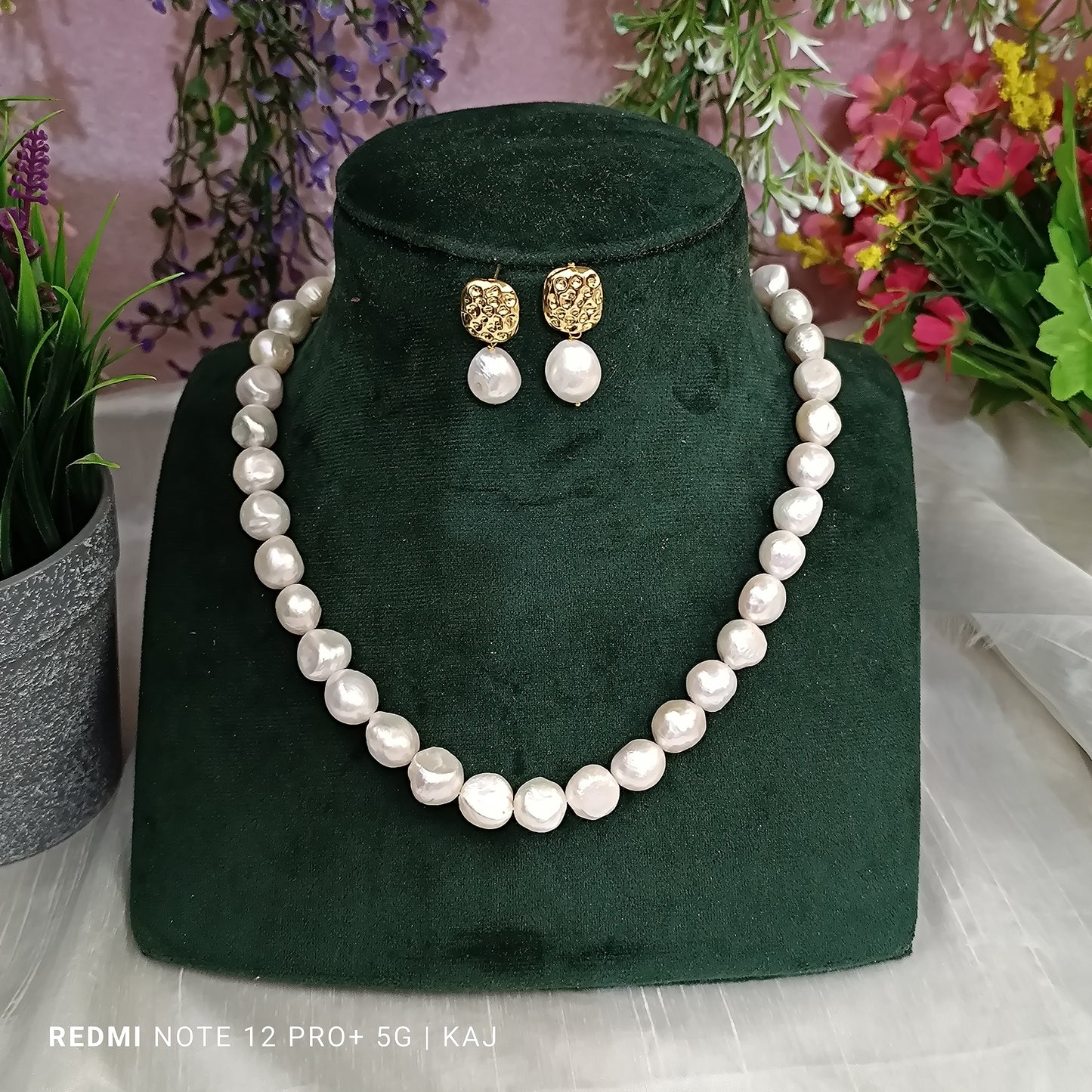 SET 104 Pearl Neckline