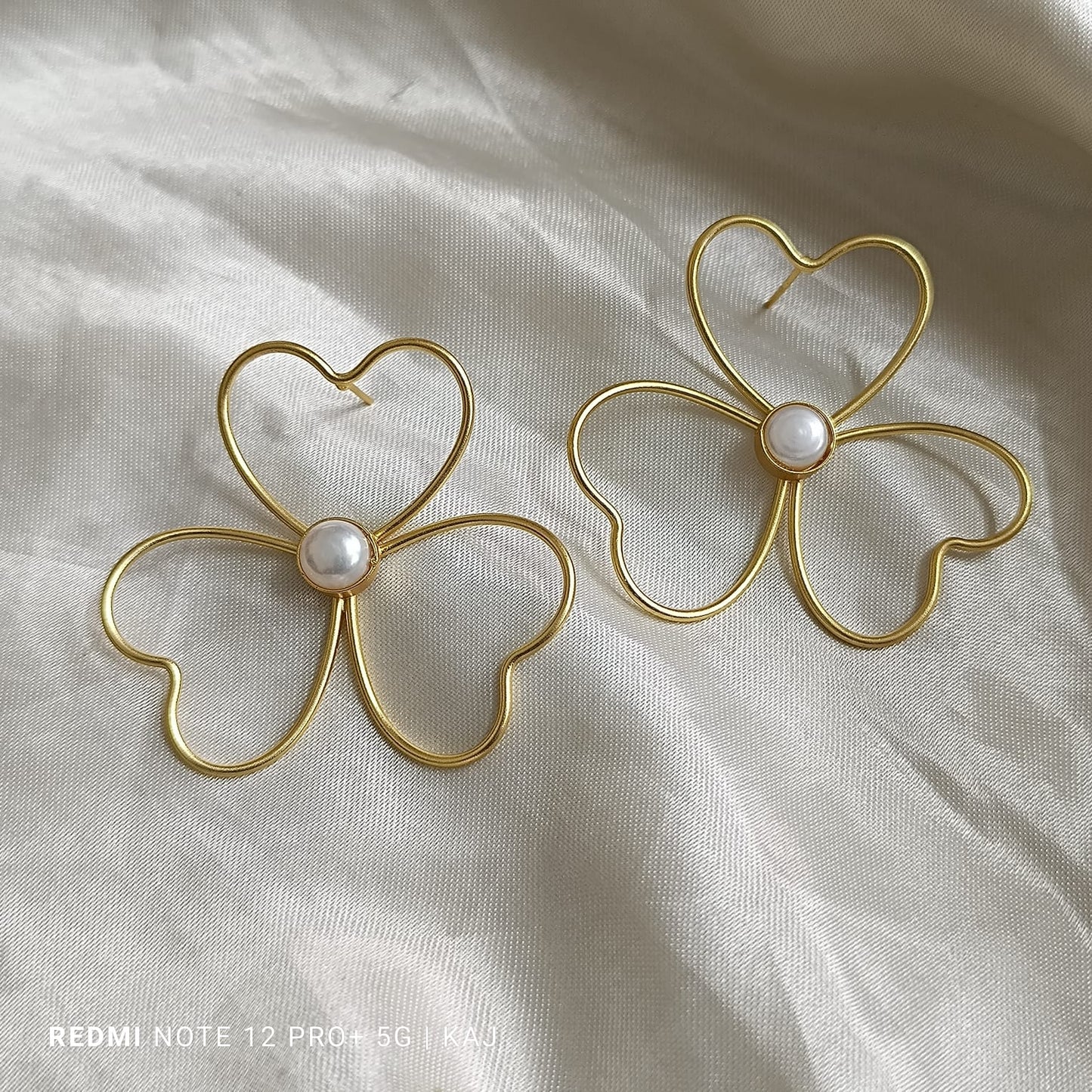 Flower with real Pearl's studs