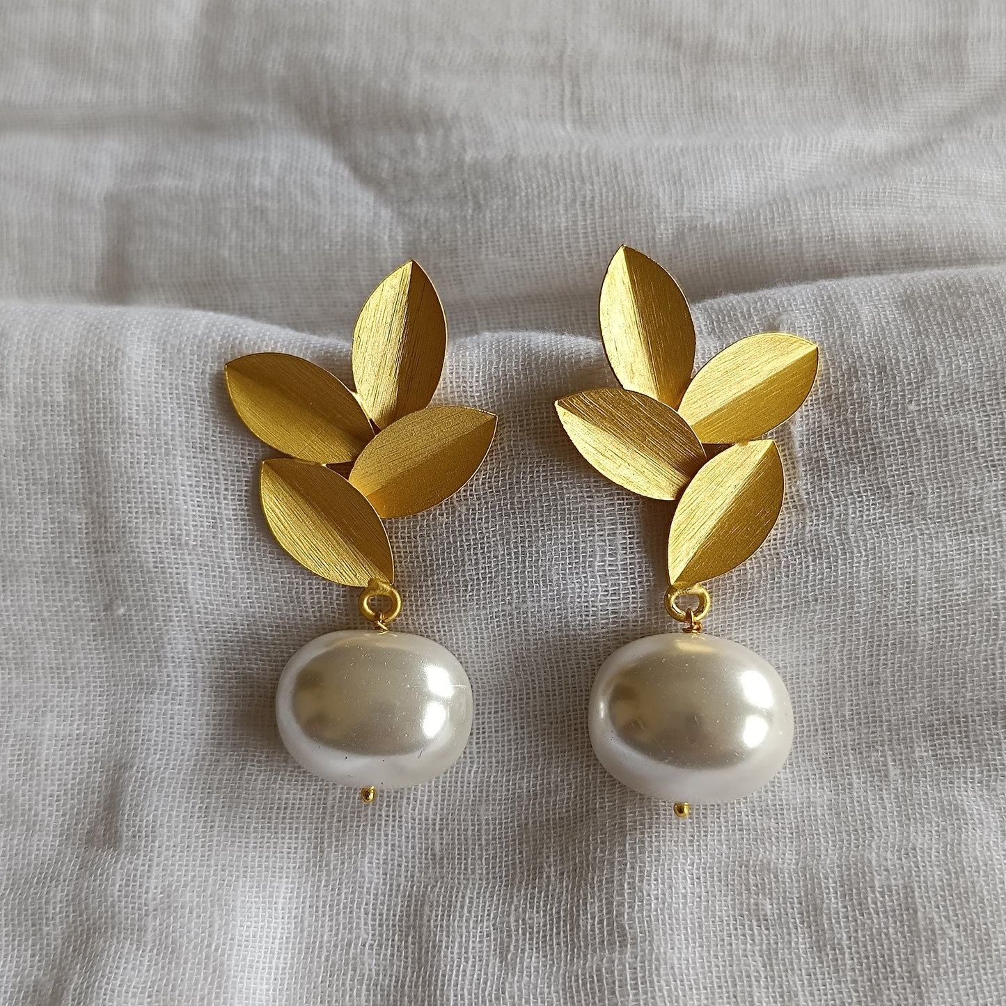 ERR-113 Leaf Earring with Sea Shell Oval