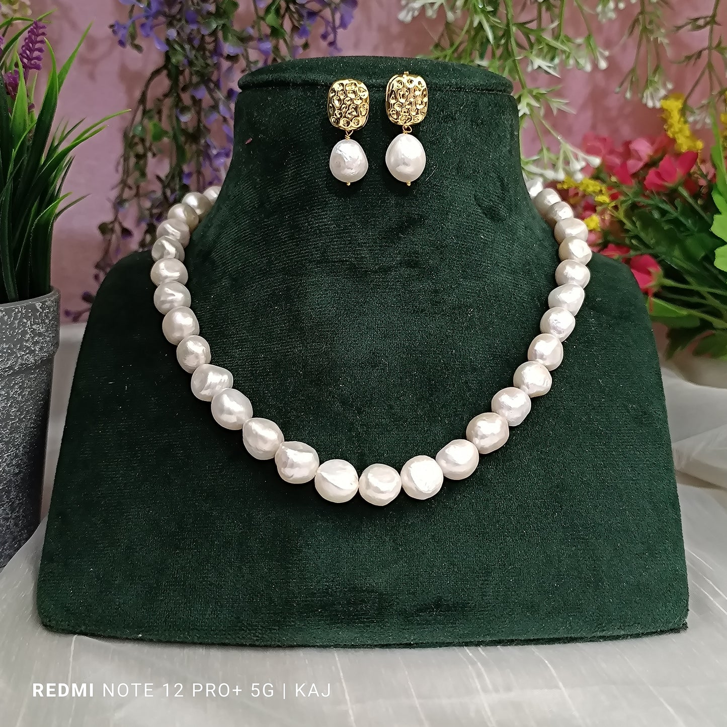 Pearl Neckline