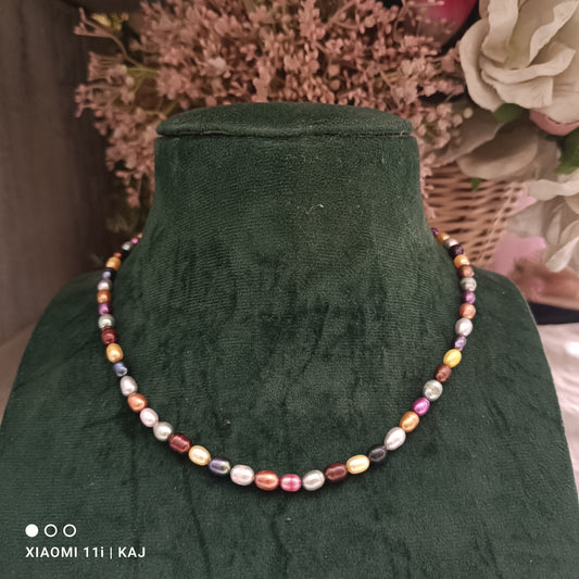 Real Pearl's multicolour neckline