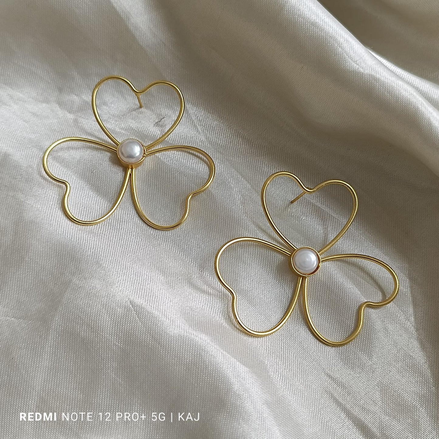 Flower with real Pearl's studs