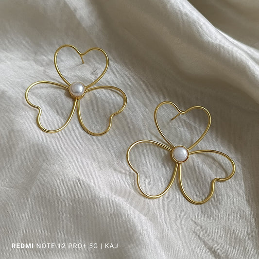 Flower with real Pearl's studs