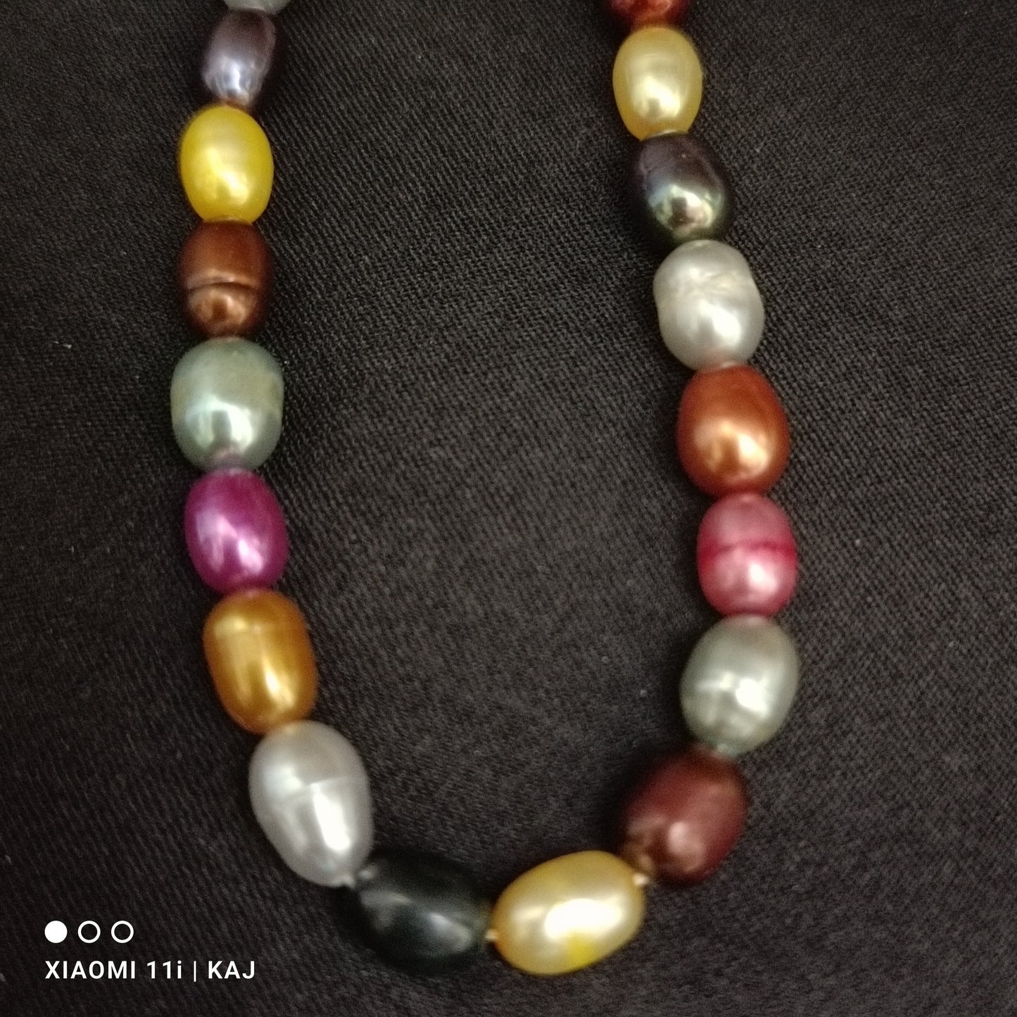 Real Pearl's multicolour neckline