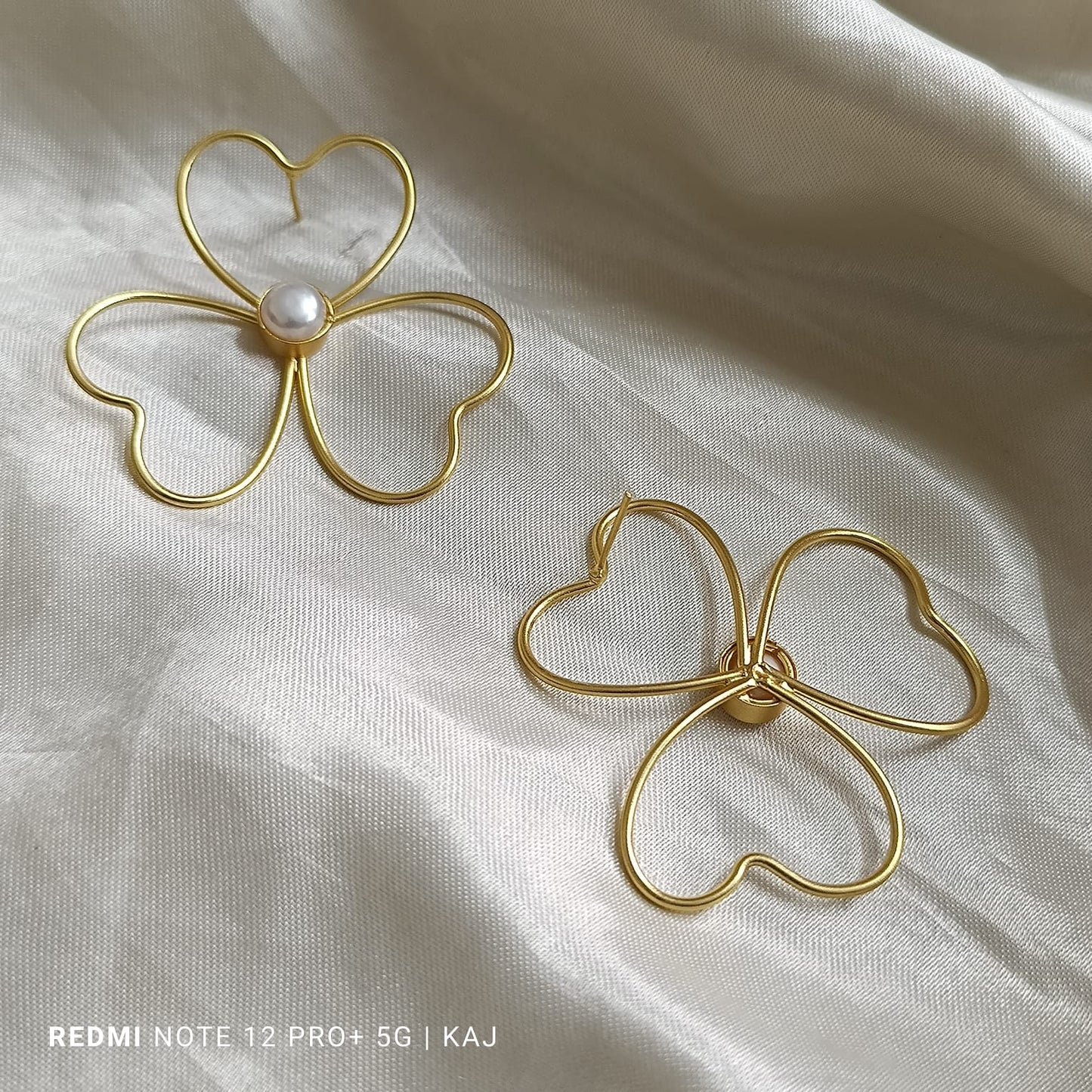 Flower with real Pearl's studs