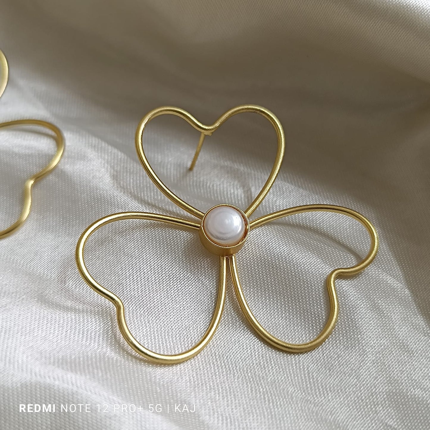 Flower with real Pearl's studs