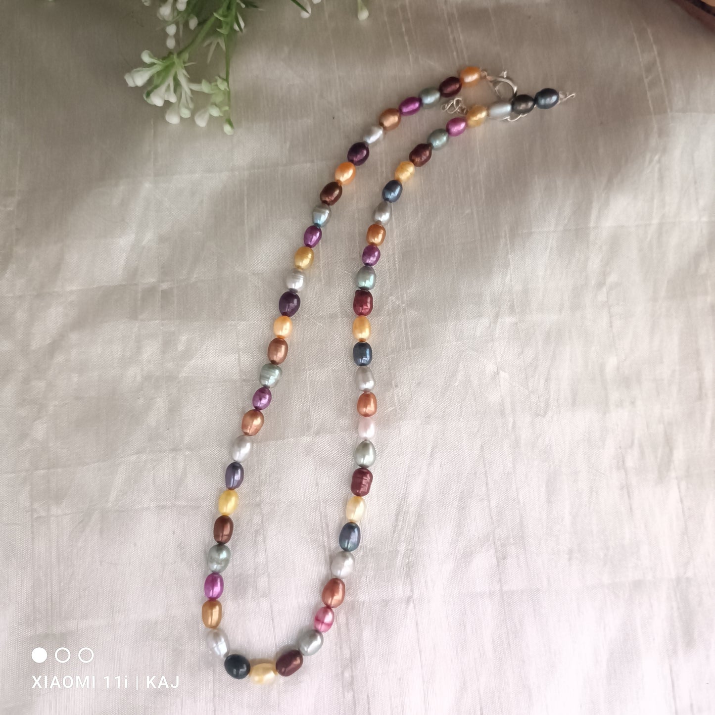 Real Pearl's multicolour neckline
